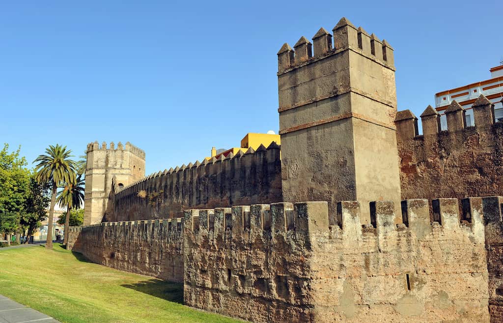 Murallas de Sevilla - Vestigios de las barreras que protegían la ciudad.