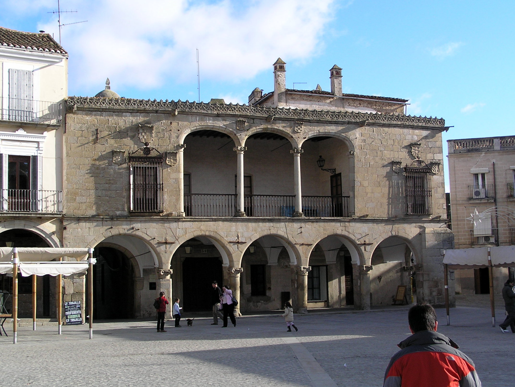 File:Palacio de los Marqueses de Piedras Albas (9 de diciembre de 2006, Trujillo) 02.jpg - Wikimedia Commons