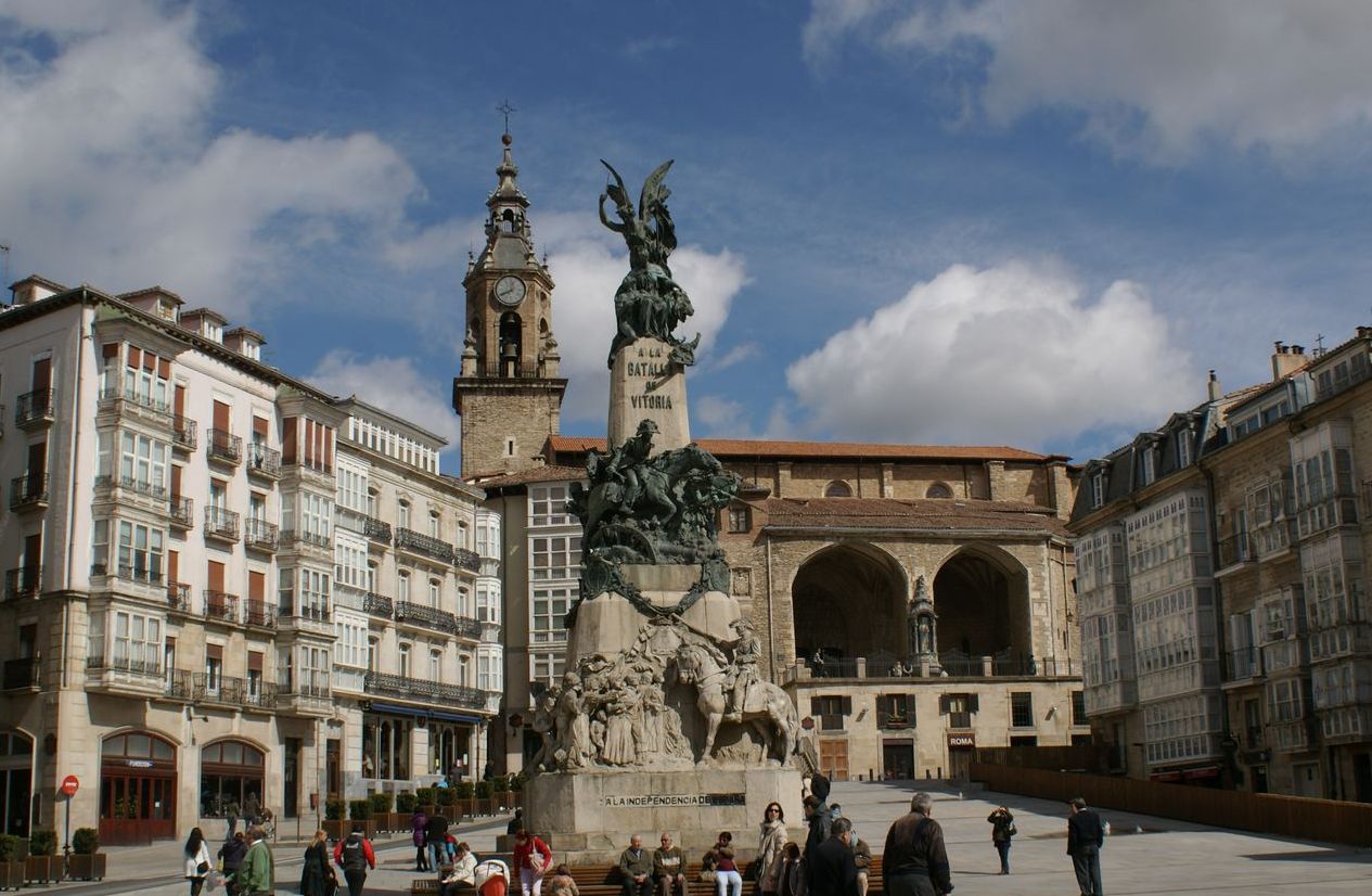File:Plaza de la Virgen Blanca en Vitoria-Gasteiz.JPG - Wikimedia Commons