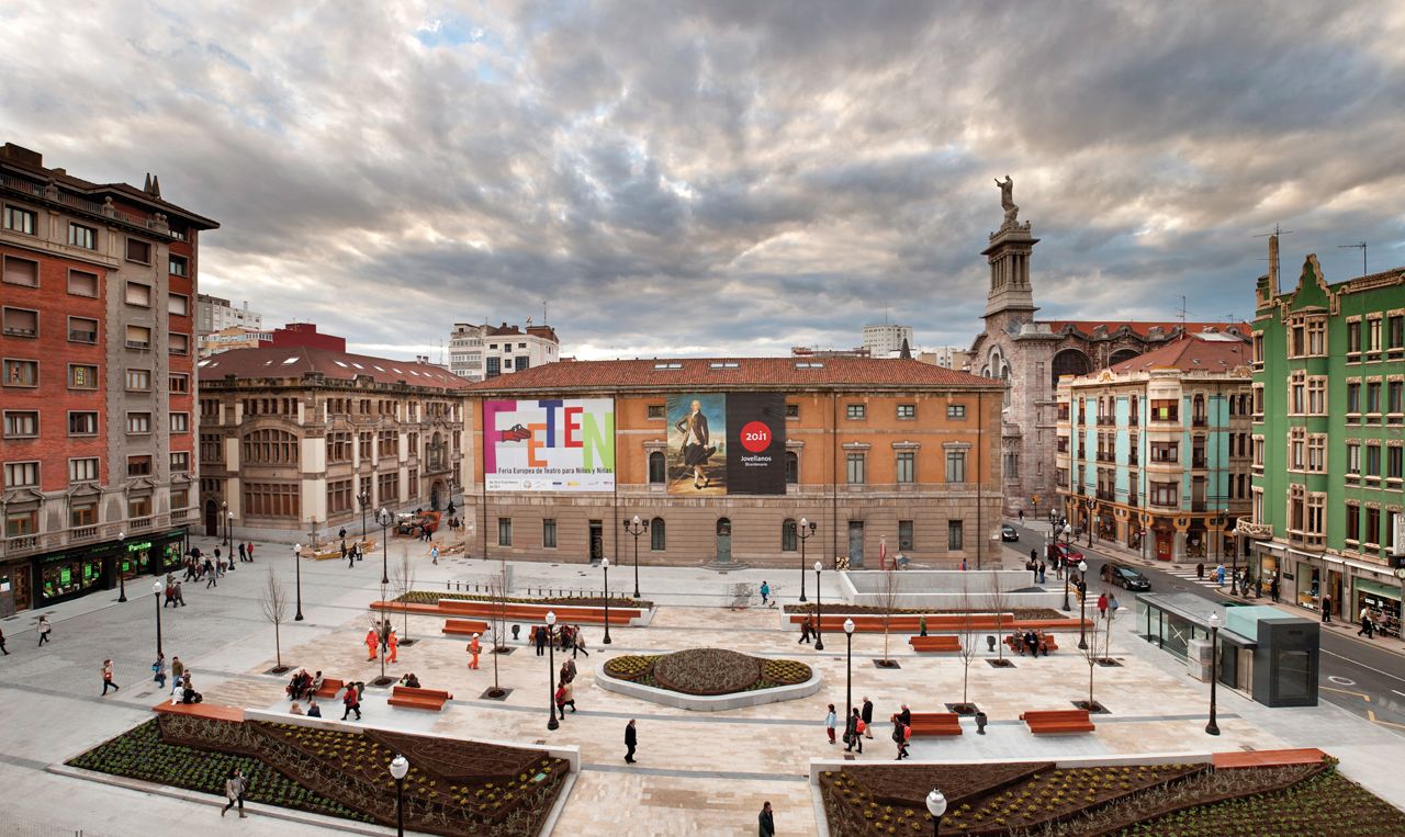 Plaza parchis, como popularmente es conocida la Plaza del Instituto  Jovellanos, es uno de los lugares más emblemáticos de Gi… | Ac hotel,  Asturias spain, Photo tour
