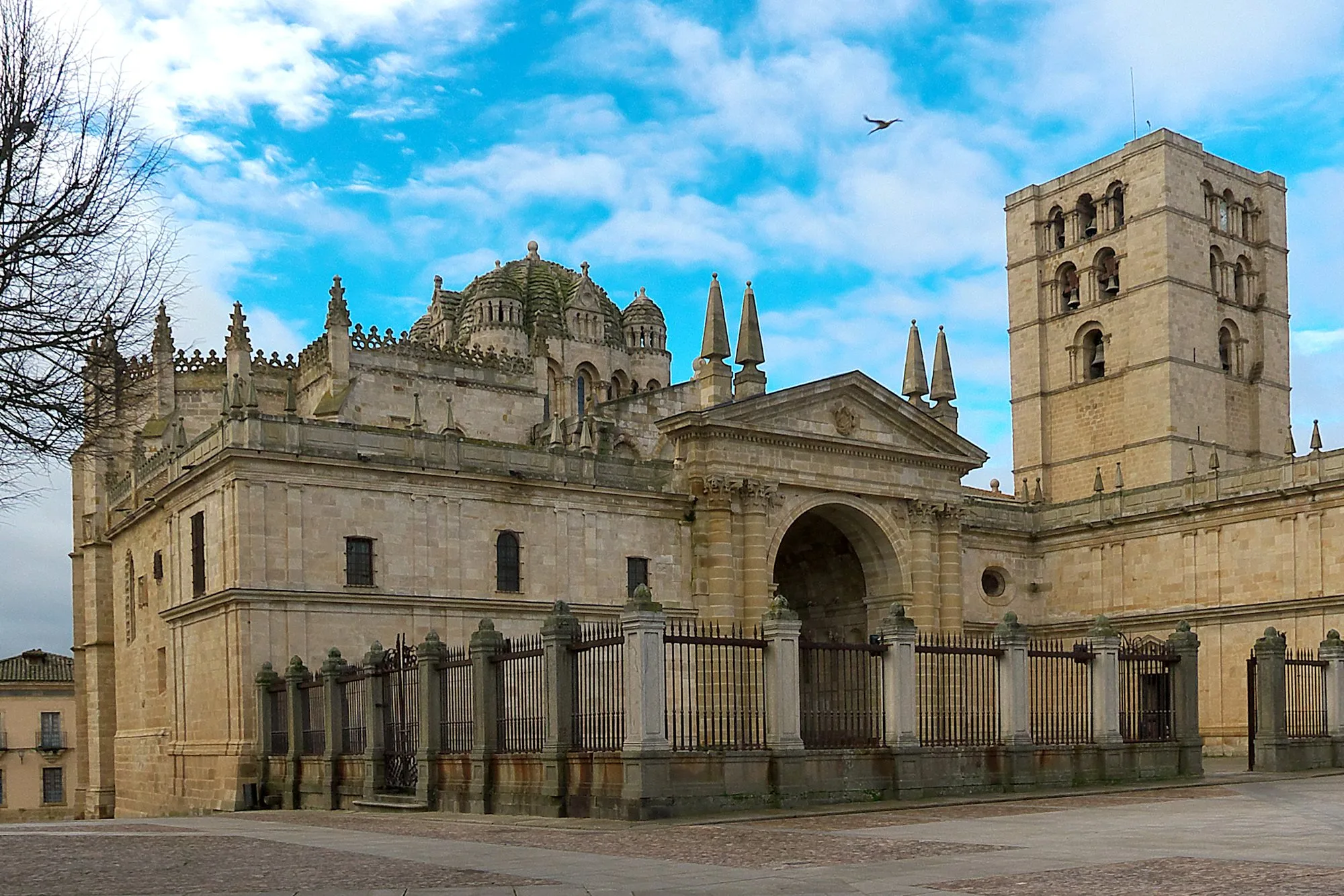 Catedral de Zamora - Zamora: Información, tarifas, precios, entradas, cómo  llegar, teléfono, horarios, mapa, fotos, libros y guías, visitas guiadas y  tours