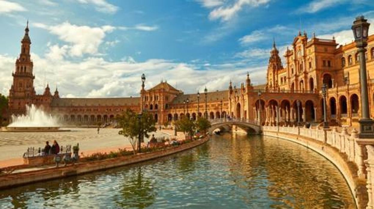 La Plaza de España de Sevilla, un abrazo al mundo