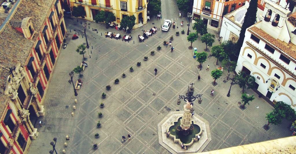 Qué debo saber de la Plaza Virgen de los Reyes? | White Umbrella Tours